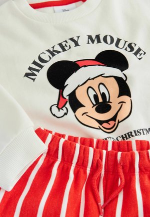 Weißer Hoodie mit Mickey-Maus-Grafik und Text, kombiniert mit rot-weiß gestreiften Jogginghosen, die über einen elastischen Bund verfügen.