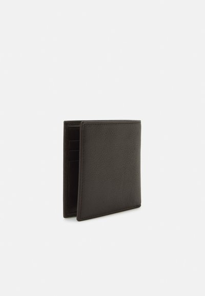 Melna ādas maciņš ar teksturētu virsmu, divkāršu dizainu, vairākiem karšu nodalījumiem un vienkāršu, minimālistisku šuvumu.