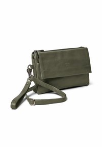 Olive zaļas ādas somiņa ar noliekamu atloku, ar rāvējslēdzēju augšpusi un noņemamu siksniņu. Gluda virsma un minimālistisks dizains.