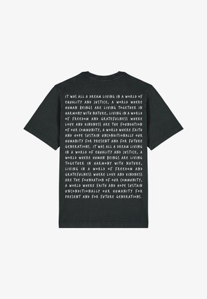 Zwart katoenen t-shirt met witte tekst, ronde hals en korte mouwen. De tekst drukt thema's uit van gelijkheid, gerechtigheid en gemeenschap.