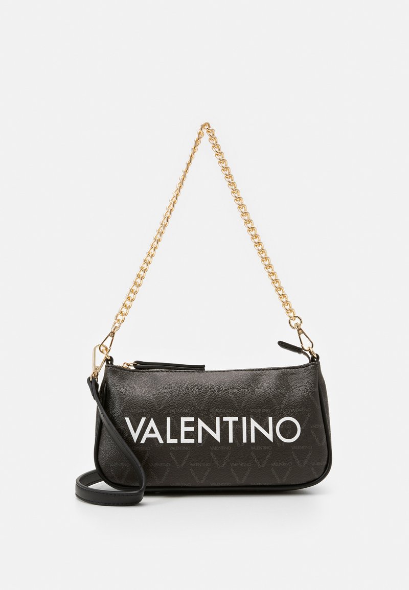 Borsa a tracolla in pelle nera con catena dorata, caratterizzata da un promimmente logo bianco "VALENTINO" e da un sottile motivo triangolare sulla superficie.