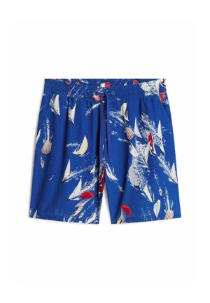 Blaue Shorts mit Kordelzug und Segelbootmustern in Weiß, Rot und Beige, die Wellen und Segel über den gesamten Stoff zeigen.