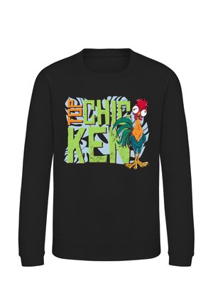 Zwarte trui met kleurrijke cartoon kip en grote groene en oranje tekst met de tekst "The Chicken" over blauwe bladmokken.