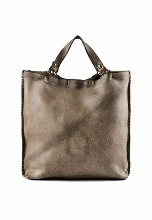 Bolso tote de cuero marrón suave con dos asas cortas, costuras visibles a lo largo de los lados y una superficie ligeramente texturizada.