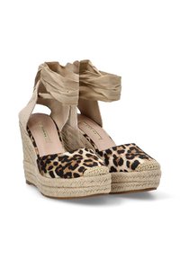 Espadrilles de cuña con estampado de leopardo, que cuentan con una suela de cuerda de yute y cintas de terciopelo beige en el tobillo. La parte superior tiene un acabado texturizado.