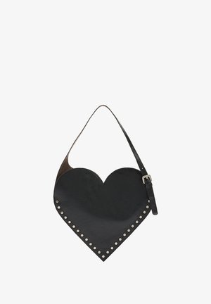 Czarna skórzana torebka w kształcie serca z srebrnymi ćwiekami wzdłuż dolnych krawędzi oraz regulowanym paskiem z klamrą.