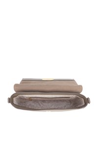 Taupe ruskindshåndtaske med et glat, struktureret design. Har en guldfarvet lås og et mønstret stofinteriør med en lynlåslomme.