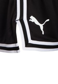 Shorts deportivos negros con acentos blancos, con un logo de Puma blanco. Elaborados con material transpirable, con un diseño clásico y un patrón a rayas.