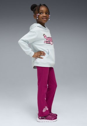 Lyseblå hættetrøje med pink logo, frontlomme, parret med fuchsia bukser med logo-accenter. Pink glitrende sneakers fuldender outfittet.