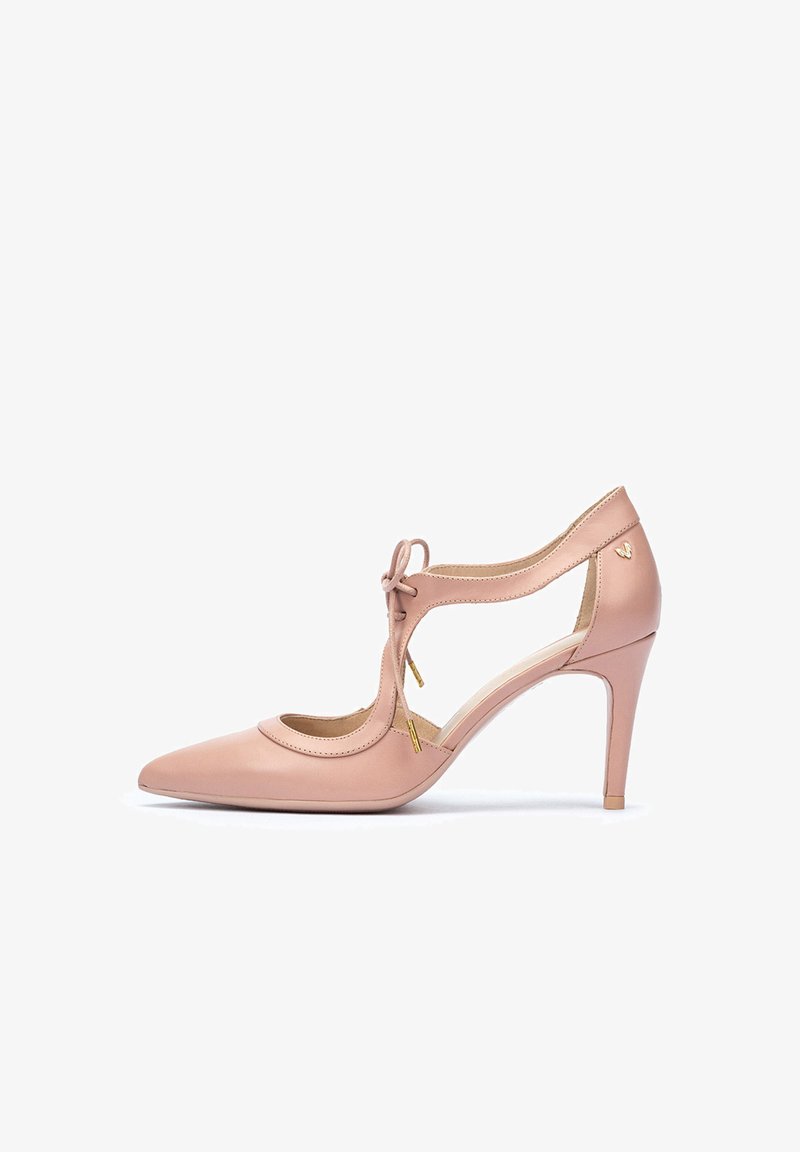 Zapato de tacón alto de cuero rosa con punta afilada, diseño recortado, lazo en el tobillo y acentos dorados en el tacón y el lateral.