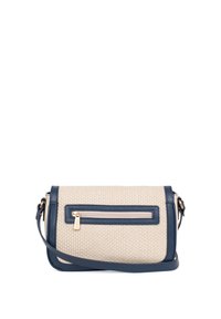 Borsa a tracolla in tessuto beige con dettagli in cuoio blu navy. Presenta una tasca con zip frontale, tracolla regolabile e un design rettangolare elegante.
