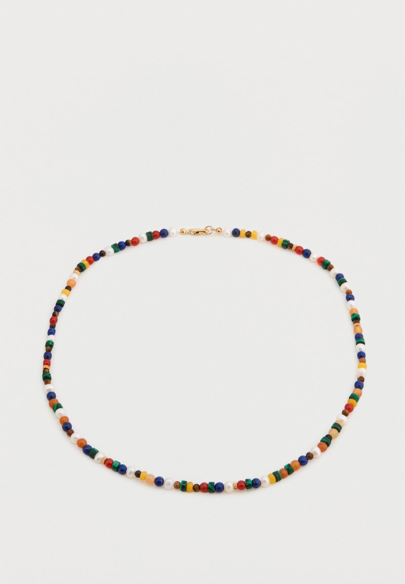 Χρωματιστό κολιέ με μικρές στρογγυλές χάντρες σε πολλαπλά χρώματα και χρυσό κούμπωμα σε λευκό φόντο.