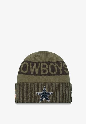 Berretto di lana verde a maglia con strisce orizzontali marroni scure. "COWBOYS" stampato in marrone, con un emblema di stella nera sul davanti.