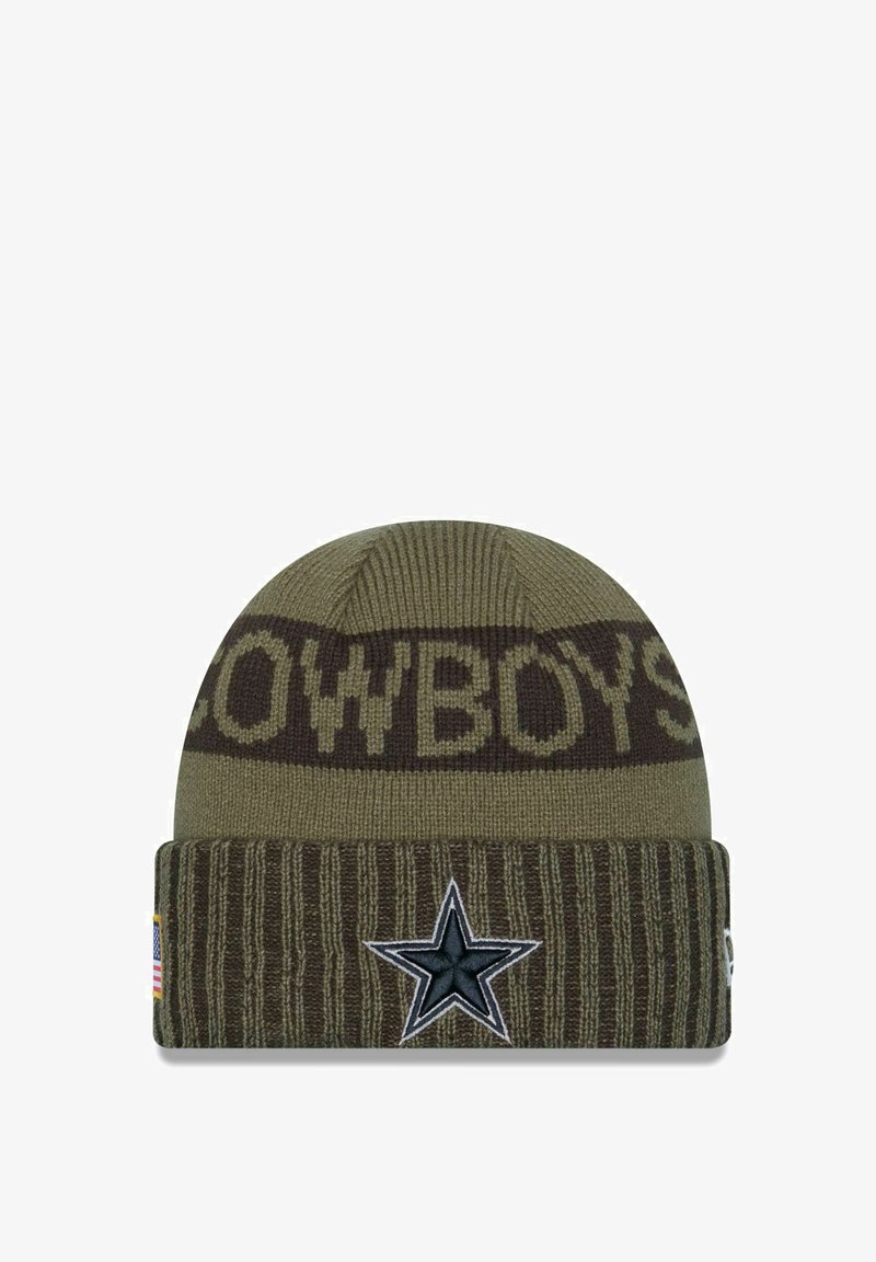 Bonnet tricoté vert avec des rayures horizontales marron foncé. "COWBOYS" imprimé en marron, présentant un emblème d'étoile noire à l'avant.
