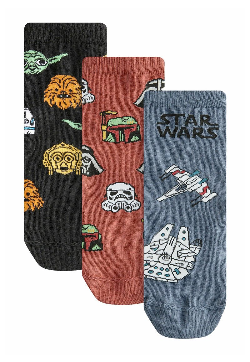 Tre par strumpor: svarta med färgglada figurer, röda med Stormtrooper-motiv och blå som har skepp, alla i mjukt, stretchigt material.
