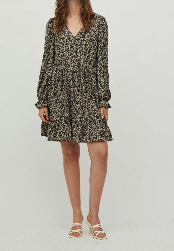 Svart blommig klänning med långa puffärmar, V-ringning och en lager-på-lager kjol. Har små, pastellfärgade blommor på en mörk bakgrund.