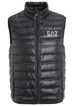 Gilet in piumino nero con colletto alto, chiusura a zip e motivo trapuntato orizzontale. Presenta il logo EA7 Emporio Armani sul davanti.