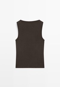 Tmavě hnědé tílko bez rukávů s kulatým výstřihem, zobrazené zezadu na bílém pozadí.