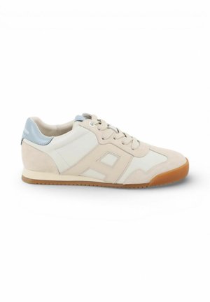Beige en witte sneaker met veters aan de voorkant, lichtblauw hieltabje, rubberen zool en gestikt "A"-ontwerp op de zijkant.