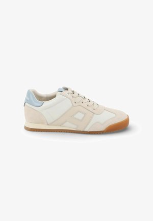 Beige en witte sneaker met veters aan de voorkant, lichtblauw hieltabje, rubberen zool en gestikt "A"-ontwerp op de zijkant.