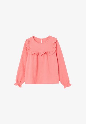 Langärmlige korallenrosa Bluse mit Rüschendetail am Passe, rundem Ausschnitt und elastischen Bündchen vor einem schlichten weißen Hintergrund.