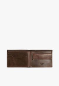 Billetera de piel marrón con diseño bifold, múltiples compartimentos para tarjetas y un bolsillo lateral. La textura es suave con detalles de costura sutiles.