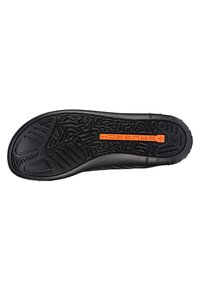 Czarna gumowa podeszwa buta z teksturowanym wzorem antypoślizgowym. Zawiera logo w kolorze pomarańczowym oraz linie zapewniające elastyczność. Gładkie krawędzie, funkcjonalny design.