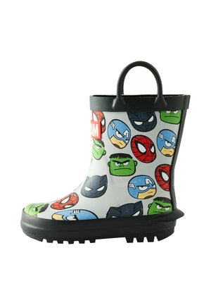 Gummistøvle med sort sål, prydet med en hvid krop, der er dækket af farverige cartoon-superhelte ansigtter, samt en sort kant og håndtag.