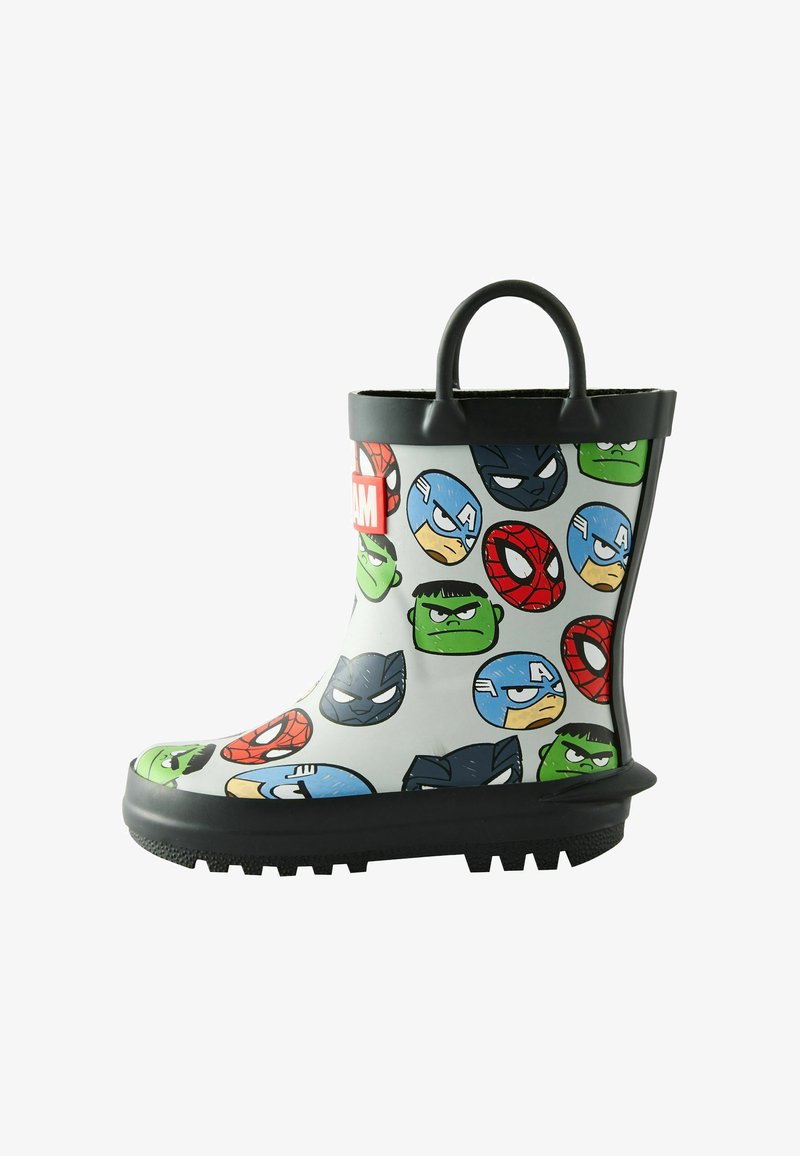 Kummi vihmavari musta tallaga, millel on valge keha, kaetud värvikate multikangelaste nägudega, ning must äär ja käepide.