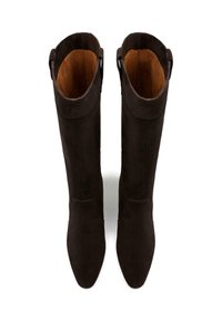 Un paio di stivali alti in suede marrone scuro con punte appuntite, visti dall'alto su uno sfondo bianco.