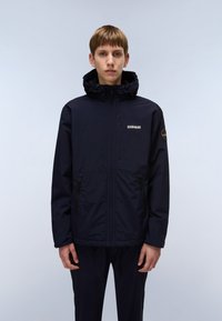 Giacca impermeabile blu navy con cappuccio, tasche con zip, logo sul petto e polsini elasticizzati, caratterizzata da una texture liscia e opaca.