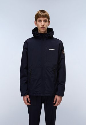 Marineblauwe waterdichte jas met een capuchon, ritszakken, logo op de borst en elastische manchetten, met een gladde, matte textuur.