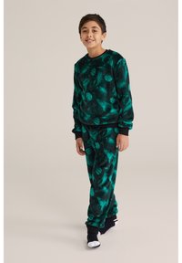 Set de lounge din fleece de culoare verde închis, cu un model texturat de forme variate. Include un pulover cu guler rotund și pantaloni asortați cu manșete negre.