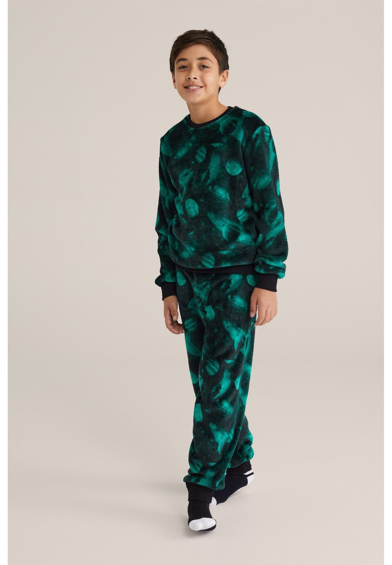 Set de lounge din fleece de culoare verde închis, cu un model texturat de forme variate. Include un pulover cu guler rotund și pantaloni asortați cu manșete negre.