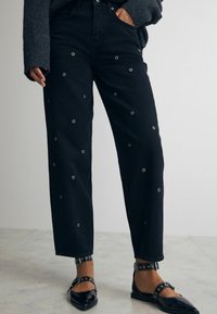Next EYELET DETAIL BARREL TALL - Sirgete säärtega teksad - washed black