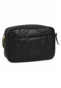 Bolso de cuero negro con textura acolchada y patrón abstracto. Cuenta con un cierre de cremallera en tono dorado y una correa de cadena para el hombro. Forma rectangular.