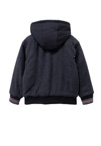 Hooded jack in donkergrijze visgraatstof; heeft zwarte mouwen, elastische boorden met rode en witte strepen, en een getailleerde taille.