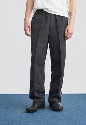 - Spodnie treningowe