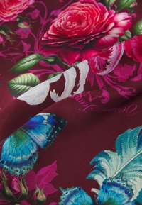 Seidenstoff mit leuchtend pinken Rosen, grünen Blättern und blauen Schmetterlingen auf einem tiefburgunderfarbenen Hintergrund, mit einer glatten Textur.