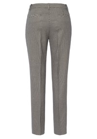 Pantalons à carreaux noir et blanc, dotés d'une coupe ajustée, d'une texture de tissu lisse et de poches arrière standards.