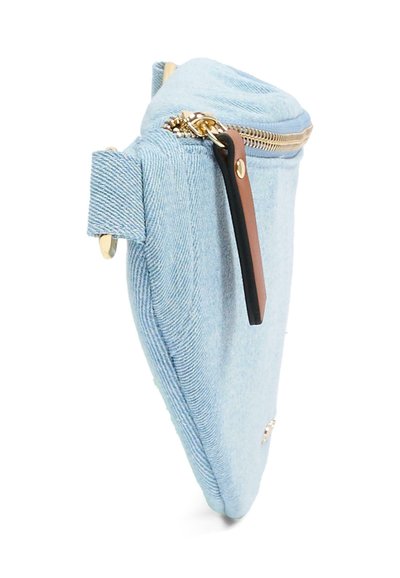 Jasnoniebieska kopertówka na nadgarstek z denimu z złotym suwakiem i czarno-brązową skórzaną zawieszką na suwak.