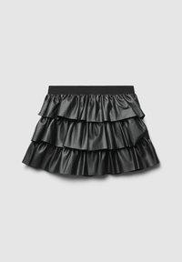 Gonna ruffled nera in faux pelle con vita elastica, caratterizzata da tre strati di volant e una superficie liscia e lucida.