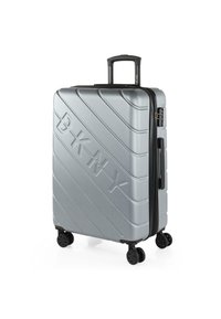 Maleta rígida plateada con estrías diagonales, logo en relieve, asa retráctil y cuatro ruedas giratorias para una fácil movilidad.