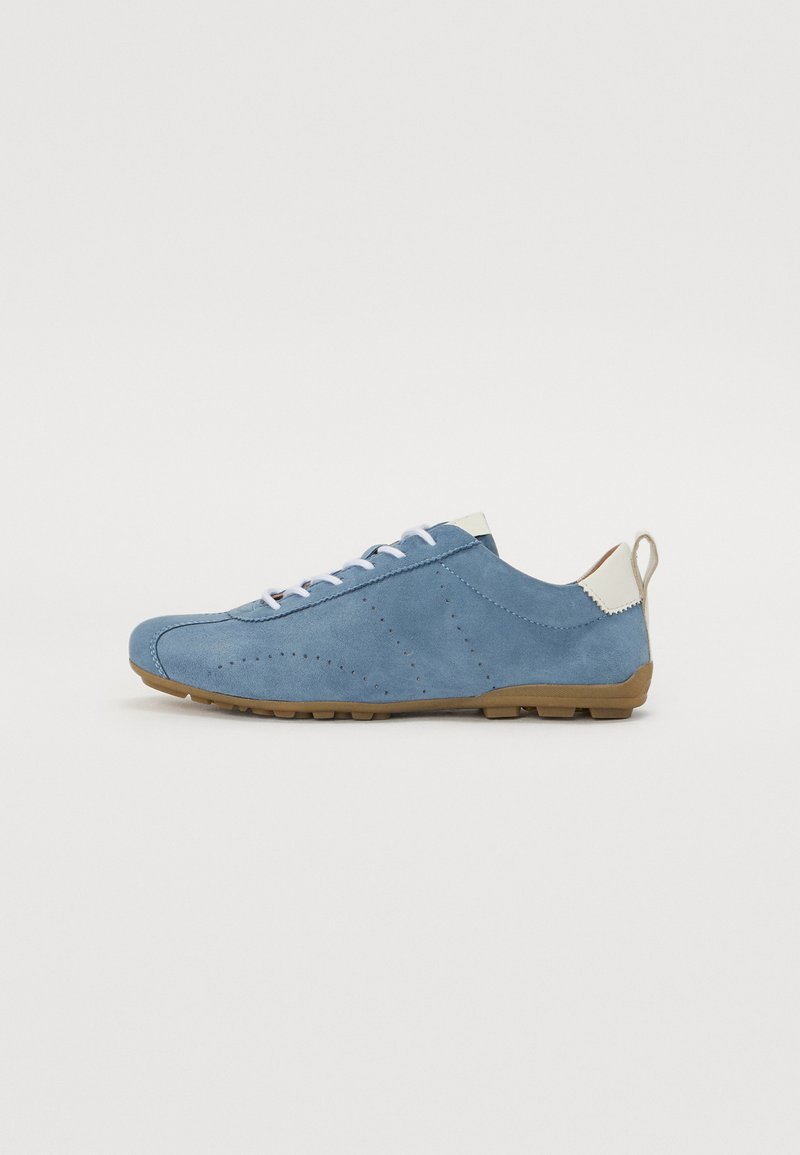 Plave suede casual cipele s bijelim detaljima, okrugli vrh, izraženo šivanje i gumeni potplat s malim gripovima. Bočni pogled, bez pozadine.