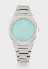 Montre en acier inoxydable argenté avec boîtier octagonal, cadran turquoise, index des heures fins et un design de bracelet élégant.