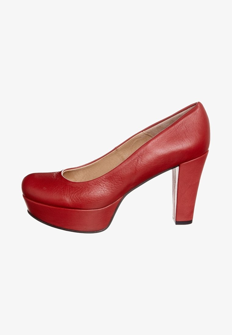 Chaussure à talon haut en cuir rouge avec un bout rond, une plateforme à l'avant et un talon épais. Possède une texture lisse et une finition brillante sur le talon.