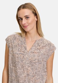 Cartoon MIT MUSTER - T-Shirt print - weiß braun