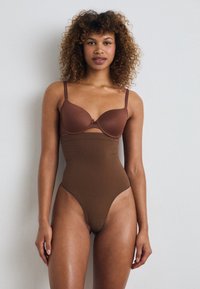 Brauner Bodysuit mit einer taillierten Silhouette, der strukturierte Cups und hoch geschnittene Beine aufweist, aus glattem, dehnbarem Stoff gefertigt.