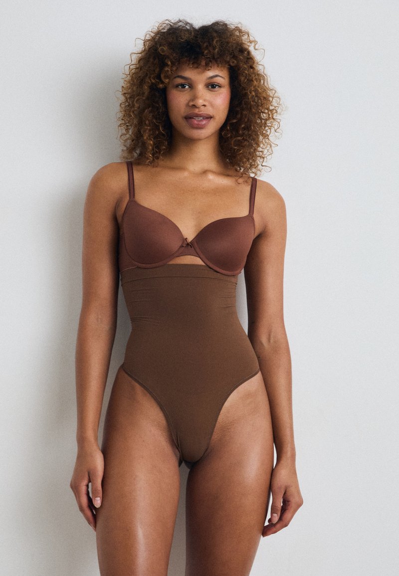 SPANX - - SPANXsmooth Undie-tectable Lace Hi-Hipster - Comfortable Core Control - Lace Shapewear - No Visible Panty Lines - Spanx Red - Small