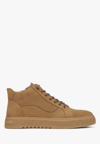 Bruine suède hoge sneakers met rubberen zolen, vetersluiting aan de voorkant, contrasterende stiksels en een gestructureerd paneel aan de zijkant.